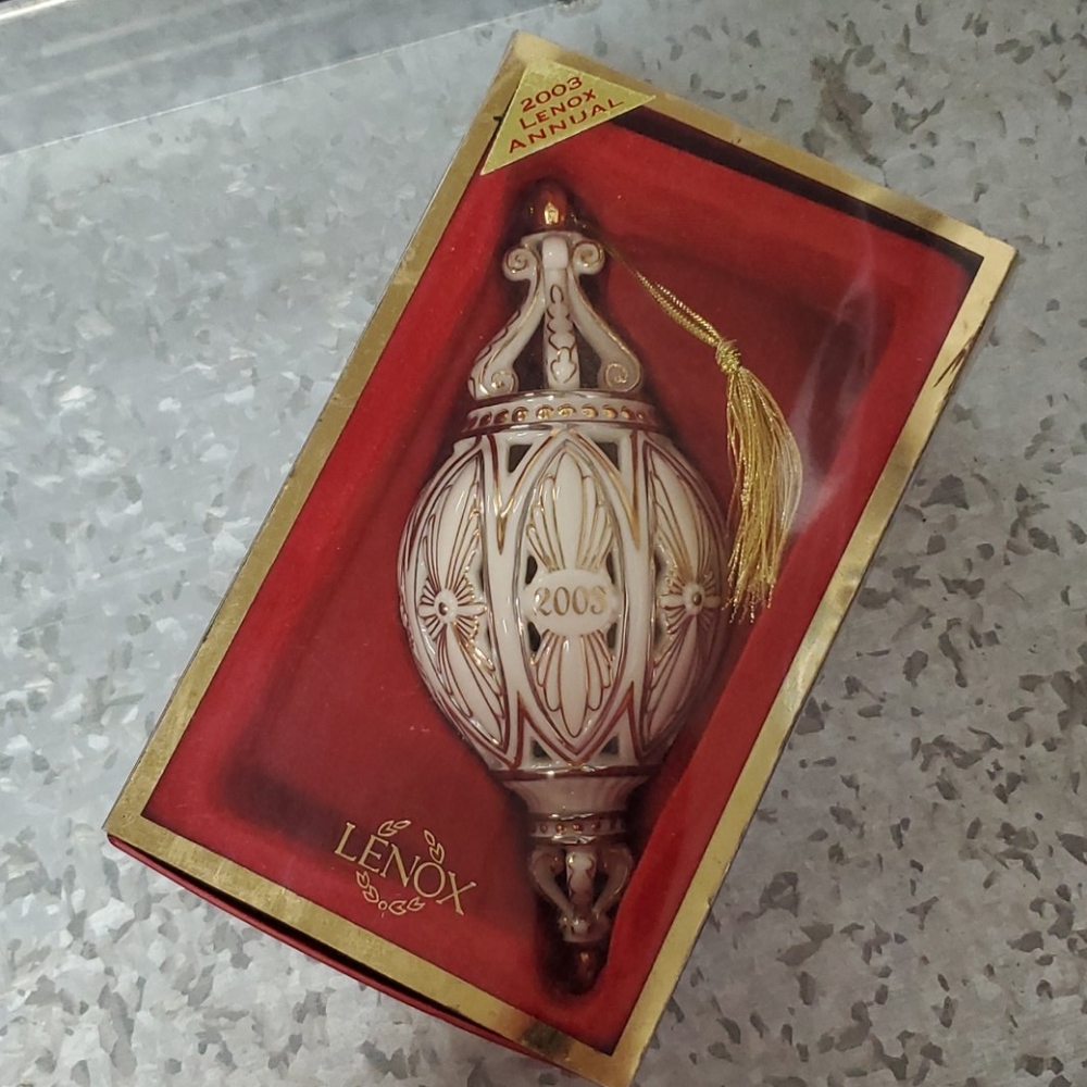 Lenox 2003 Annual ornament